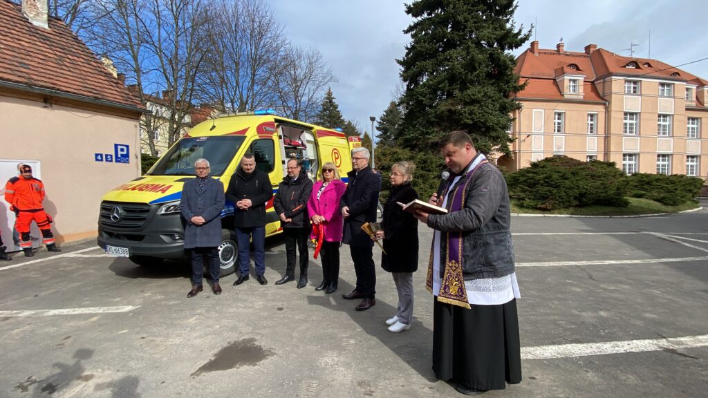 Przyjęcie nowych ambulansów